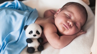 Cinci paşi simpli pentru a-i crea o rutină de somn bebeluşului