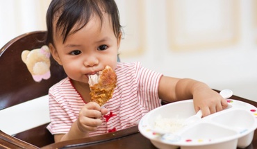 Carnea de pui pentru bebeluşi. Când trebuie introdusă şi ce beneficii aduce