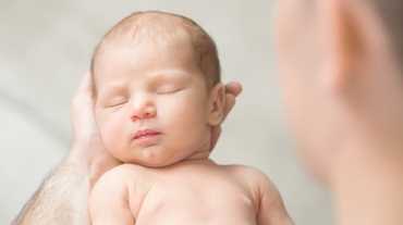 Îngrijirea nou-născutului – Când îmi pot lăsa musafirii să îl ia în braţe?