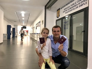 În mall, după pașapoarte. Fără nervi, ci cu aer condiționat și distracții