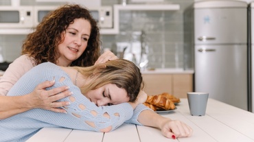 Mâna sus cine a obosit să fie mama perfectă!