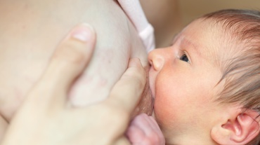 Specialist: Sunt nişte mituri că femeile nu au lapte. Fiecare mamă are lapte suficient pentru bebeluşul ei