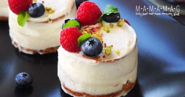 Mini torturi cu fructe de pădure și cremă de mascarpone, iaurt și vanilie