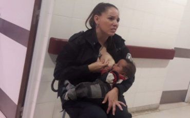 O poliţistă a alăptat un copil subnutrit, separat de mamă. Imaginea s-a viralizat în toată lumea