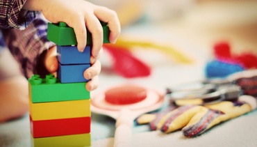 Copiii sub 3 ani vor beneficia de „activităţi educative” în creşe şi grădiniţe, a decis Guvernul