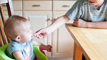Top 5 cele mai rele alimente pentru bebeluşi
