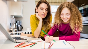 De ce este mai bine ca părinţii să nu îşi ajute copiii la teme. Ce spun psihologii