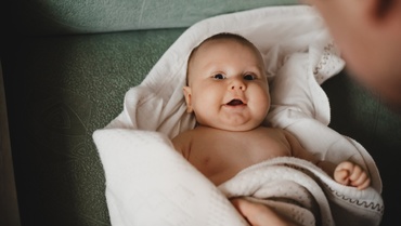 E normal ca bebeluşul meu să aibă cercuri negre sub ochi?