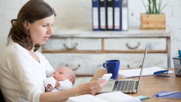 Studiu: Meseria de mamă reprezintă echivalentul a două joburi şi jumătate, cu normă întreagă