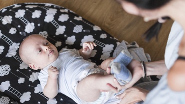 De ce plânge bebelușul când îi schimbăm hăinuțele și ce putem face