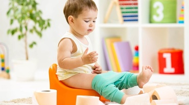 Când este momentul potrivit să îți înveți băiețelul să facă la oliță