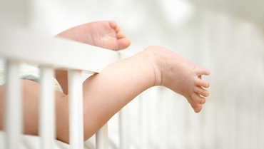 Mama unui bebeluș trage un semnal de alarmă, după ce fiul ei era să-și piardă două degete din cauza unui fir de păr