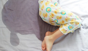 De ce face copilul pipi în pat și cum îl putem ajuta