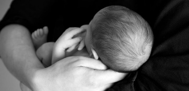 Unde te grăbești? Mai ține-l în brațe puțin