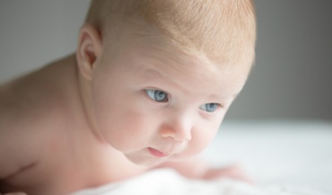 Dezvoltarea bebelușului de la 4 la 12 luni. Cum poți ajuta