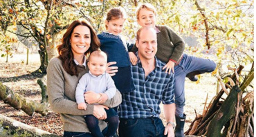 A fost publicată fotografia oficială de Crăciun a familiei regale. Kate, William și copiii, în ținute neobișnuite