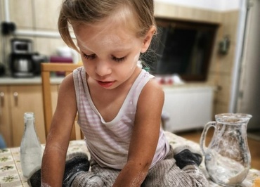 Educație la domiciliu. 10 activități care ajută copiii să-și dezvolte autonomia și creativitatea!