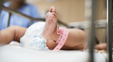 Cursuri obligatorii pentru părinți. Fără ele, nou-născutul nu va putea fi scos din maternitate