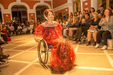 Îndrăzneala de a sfida știința și soarta: Monica Radu, femeia care a purtat trei sarcini în scaun rulant. Acum face ca accidentul ei să schimbe și viețile altora