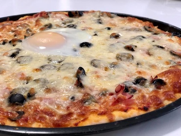 Pizza rapidă cu aluat din două ingrediente