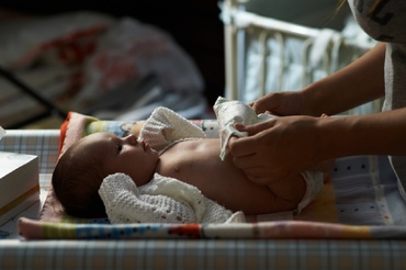 Ne trezim copilul în timpul nopții, să îi schimbăm scutecelul?