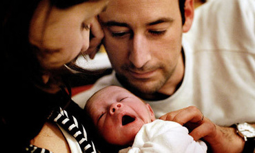 Femeile încă mai cred că bărbații se țin cu copii?