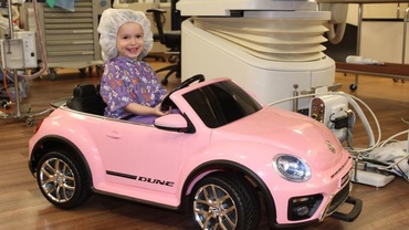 Spitalul care le oferă copilașilor mini-mașinuțe, pentru a se deplasa spre sala de operații