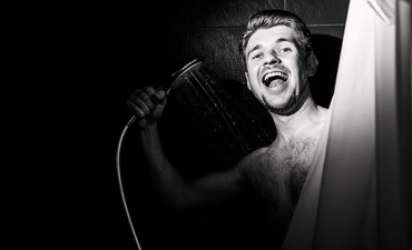 Cum să faci un duș relaxant când ești părinte în 56 de pași simpli