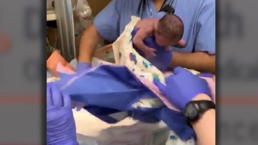 Nou născut, scăpat din mâinile medicului, în sala de nașteri. Momentul a fost filmat de tată