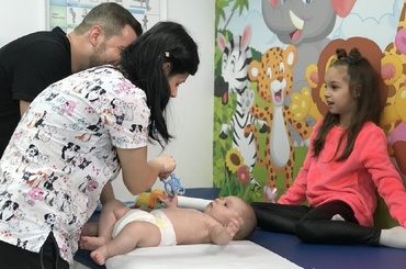 Piciorul talvag, întârzieri motrice? Ai un bebe și nu știi dacă se dezvoltă normal? Sfaturi de la specialiști﻿