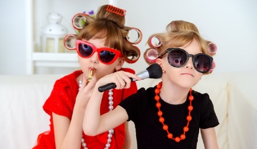 De ce ne-ncurajăm copiii să crească prea repede?