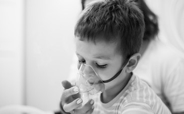 Taxă de lux pentru părinții care vor să stea alături de copiii bolnavi, într-un spital de stat din România: 80 de lei pe noapte