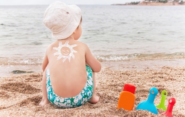 Atenție la cremele de soare! Cel mai recent studiu arată că ingredientele trec în sânge, declanșând risc cangerigen