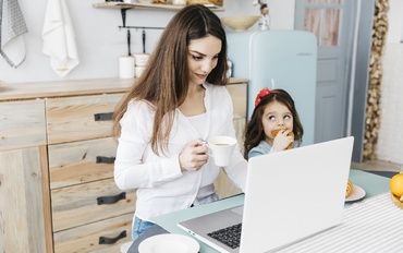 Poți fi o mamă bună chiar dacă nu ești doar mamă