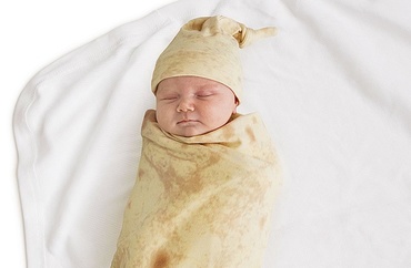 Bebeluș îmbrăcat în lipie. Cea mai haioasă păturică pentru bebeluși