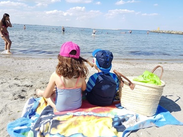 Ce pui în geanta pentru copii când pleci la mare