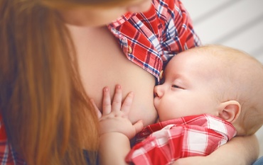 Laptele matern ar putea avea o concentrație mare de substanțe chimice dăunătoare. De unde provin acestea?