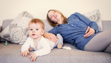 De ce este mai greu să fii „mama care stă acasă”, decât „tatăl care merge la muncă”