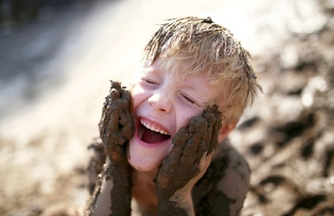 Fericirea are mâinile murdare și pantofii plini de noroi