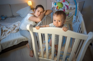 Pentru toate mămicile care stau cu ochii în tavan, nopți de-a rândul....