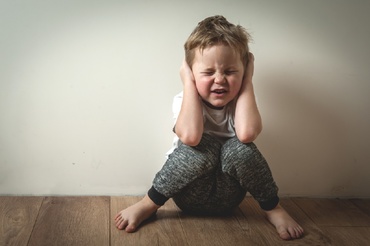 Ai un copil nervos? Iată 15 fraze care îl pot calma