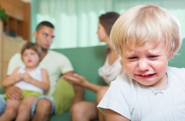 Cele mai frecvente greșeli pe care părinții le fac după divorț, afectând viața copiilor