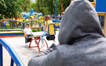 Experiment: 15 din 17 copii sunt dispuși să plece cu un străin, deşi știu că nu ar trebui. Care este cauza