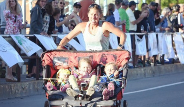 O mămică a intrat în Cartea Recordurilor, după ce alergat 42 de kilometri, împingând căruciorul cu cei trei copii ai săi