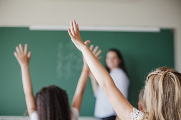 Educația Montessori: cum să ne ajutăm copilul să se simtă confortabil în situațiile sociale noi