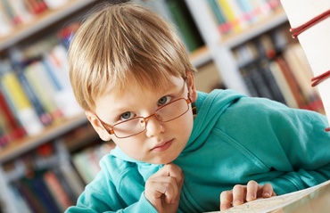 Cum protejăm ochii copiilor școlari? Sfaturi de la medicul oftalmolog