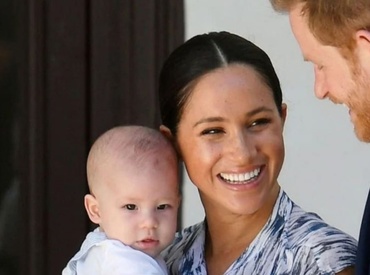 Toate mamele merg legănat cu copiii în brațe! Chiar și ducesele…