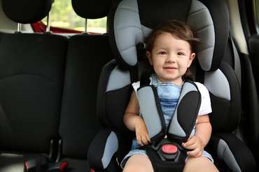 Cum învățam copilul să stea în scaunul auto (tips&tricks)