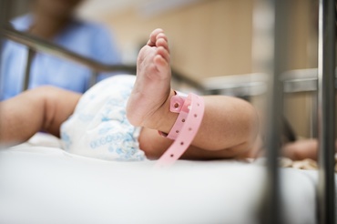 Bacteriile intestinale ale bebelușului sunt afectate de tipul de naștere, spune un nou studiu