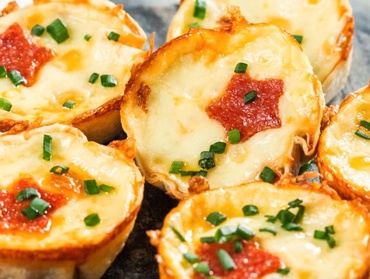 Tarte cu cașcaval și sos de roșii